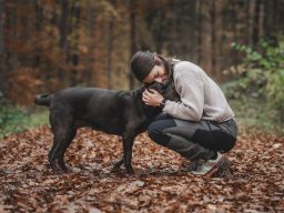 Larador Ever und Trainerin Leonie kuscheln