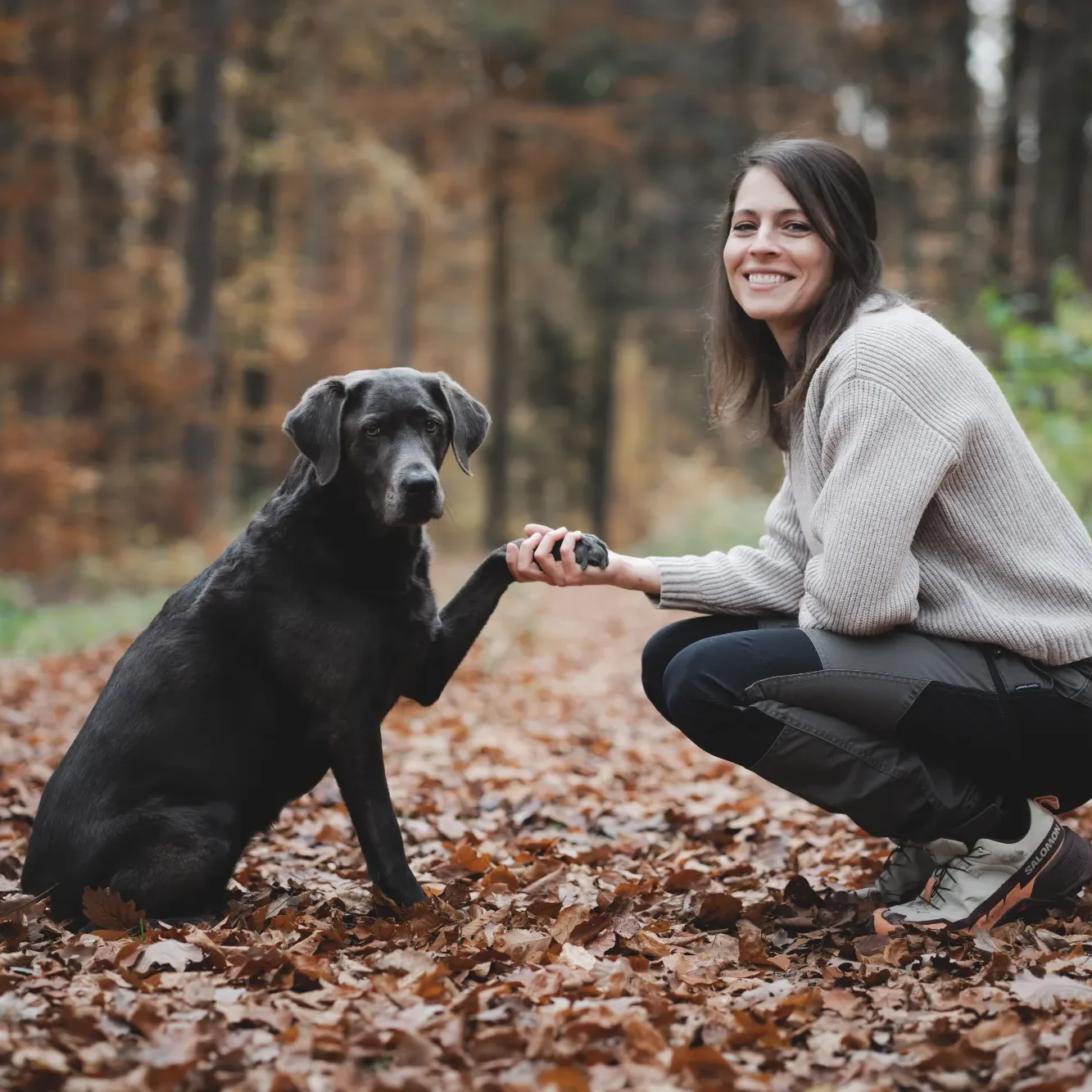 Trainerhund Ever gibt Trainerin Leonie Pfötchen