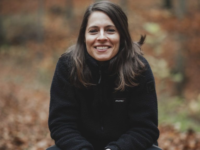 Hundetrainerin Leonie lächelt in die Kamera